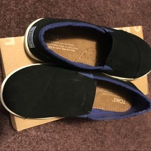 Toms pair of shoes Youth size 4